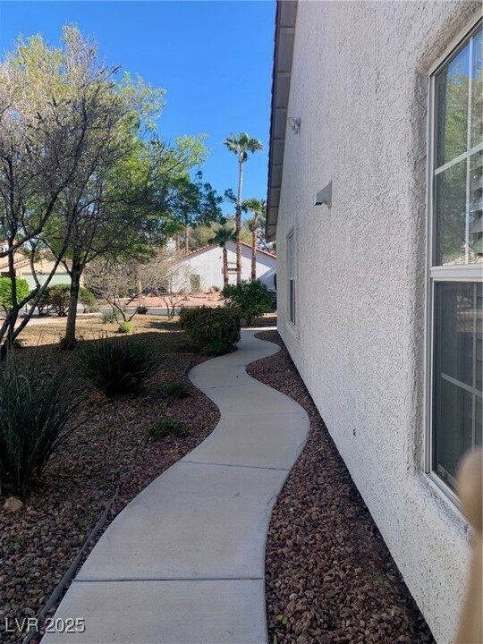5021 Glenarden Dr in Las Vegas, NV - Foto de edificio