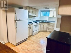 28 Collins Crescent in Aurora, ON - Building Photo - Building Photo