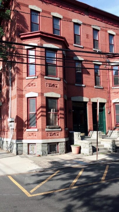 61 James St in Newark, NJ - Building Photo