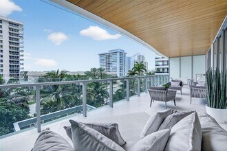 5775 Collins Ave in Miami Beach, FL - Foto de edificio - Building Photo