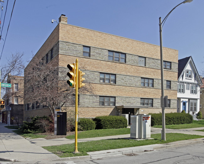 Purin Residence Hall in Milwaukee, WI - Foto de edificio - Building Photo