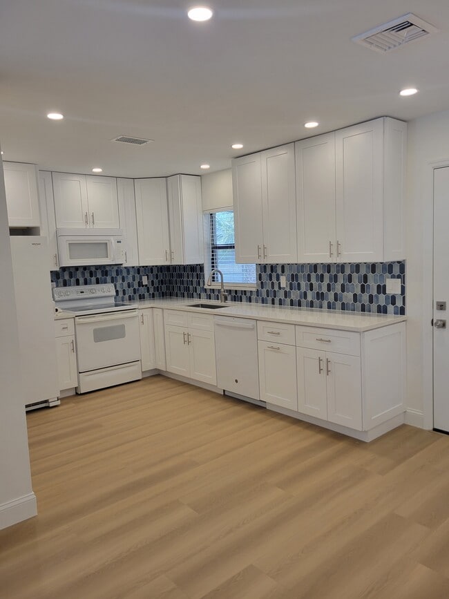 10254 Pennsylvania Ave in Bonita Springs, FL - Building Photo - Building Photo