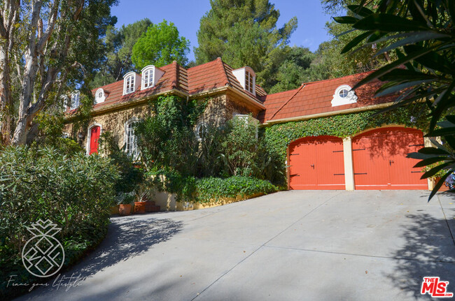 2573 Hutton Dr in Beverly Hills, CA - Building Photo - Building Photo