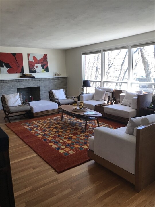 132 Brandeis Rd in Newton, MA - Foto de edificio