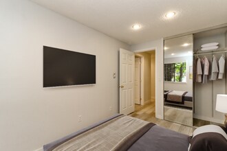 12726 NE 116th Ln, Unit E10 in Kirkland, WA - Building Photo - Building Photo