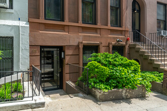 151 E 37th St in New York, NY - Building Photo - Building Photo