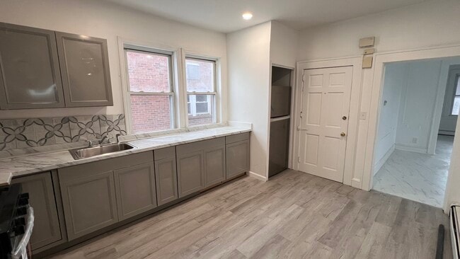 247 Elm St, Unit #2 in Elmwood Park, NJ - Building Photo - Building Photo