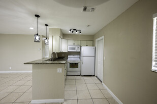 131 NW 57th St, Unit #131 Apartamentos