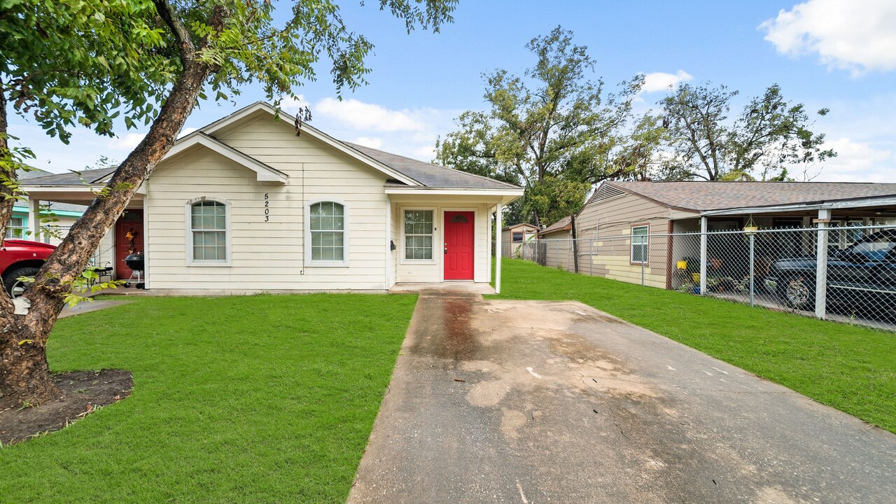 5203 Ridgeway Dr in Houston, TX - Building Photo