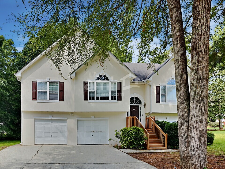 5718 Graceland Dr in Powder Springs, GA - Building Photo