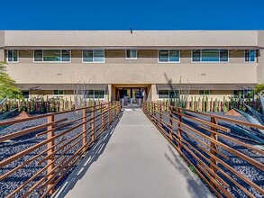 Vassar Court Apartments in Canoga Park, CA - Building Photo - Building Photo