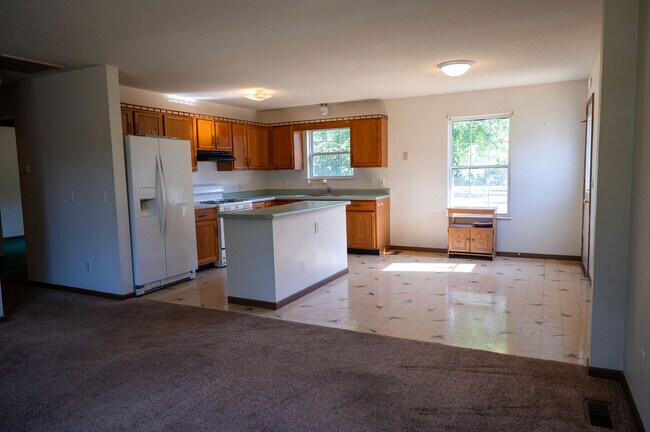 733 W Maple St in Flora, IL - Foto de edificio - Building Photo