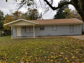 610 E Water St in Weatherford, TX - Building Photo