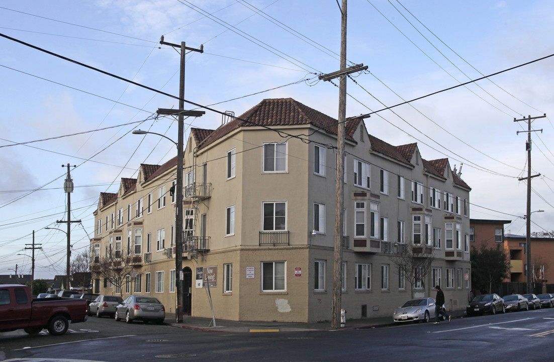 The Kensington Plaza in Oakland, CA - Building Photo