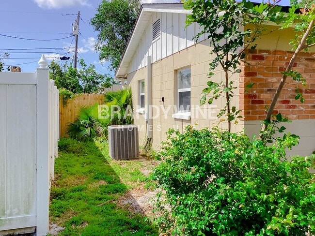 7236 Darien Way in Clearwater, FL - Foto de edificio - Building Photo