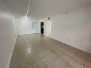 525 W 69th St in Hialeah, FL - Building Photo - Building Photo