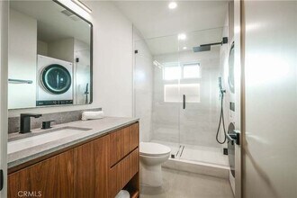 18850 Collins St in Los Angeles, CA - Building Photo - Building Photo