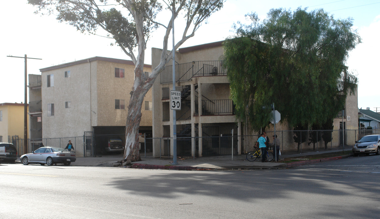 6901-6905 S Main St in Los Angeles, CA - Building Photo