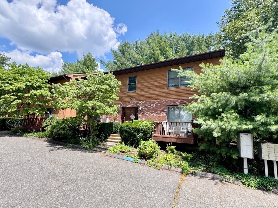 37 E Albert St in Torrington, CT - Building Photo