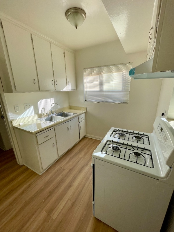 12414 Dunrobin Ave, Unit 4 in Downey, CA - Building Photo - Building Photo