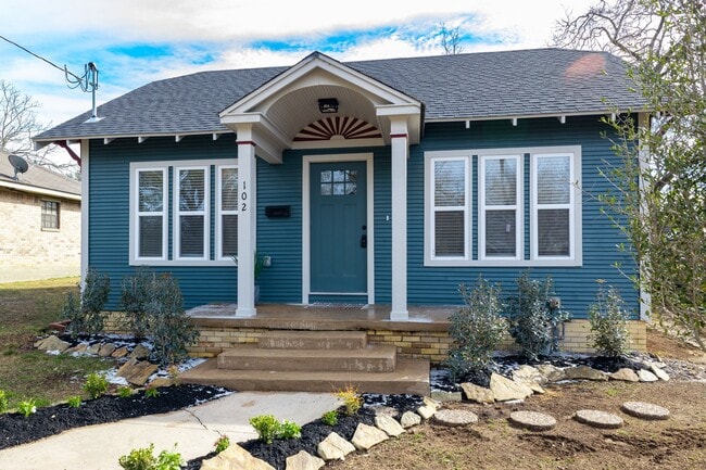 102 E Val Verde St in Brenham, TX - Building Photo - Building Photo