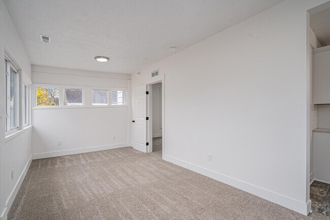 302 Stuart Ave, Unit Apt 3 in Kalamazoo, MI - Building Photo - Building Photo