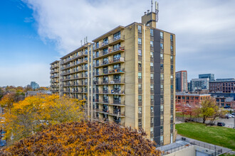 Seabreezes Apartment in Toronto, ON - Building Photo - Building Photo