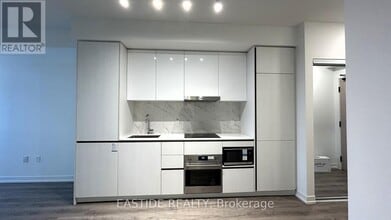 8 Interchange Wy in Vaughan, ON - Building Photo - Building Photo