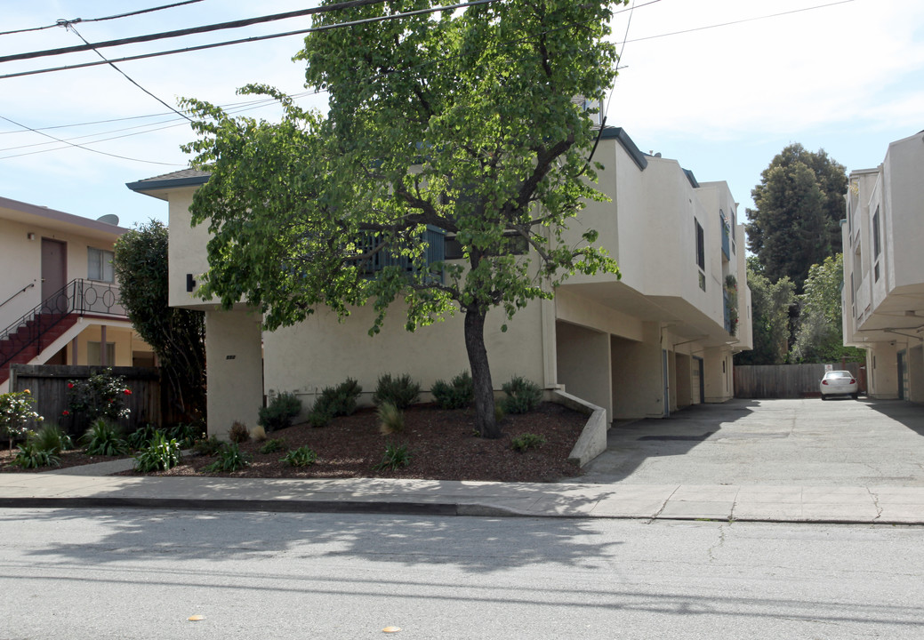 552 Walnut St in San Carlos, CA - Building Photo