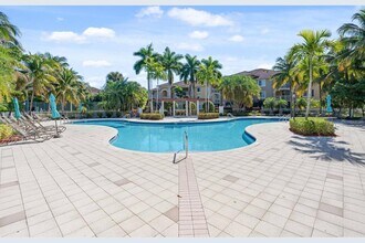 6556 Emerald Dunes Dr, Unit 205 in Royal Palm Beach, FL - Foto de edificio - Building Photo