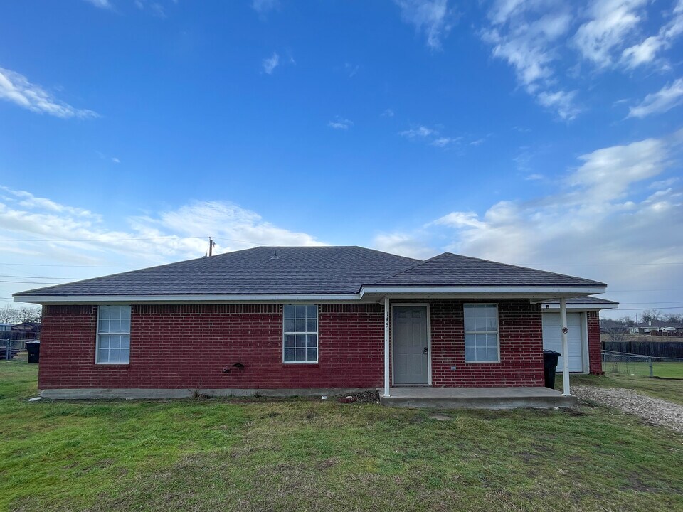 145 Spring Water Ln in China Spring, TX - Building Photo