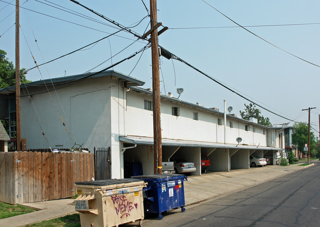 858 E Carmen Ave in Fresno, CA - Foto de edificio - Building Photo