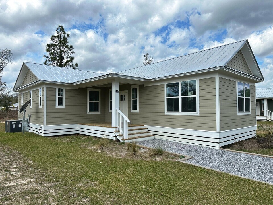544 N Raphael Rd in Defuniak Springs, FL - Building Photo