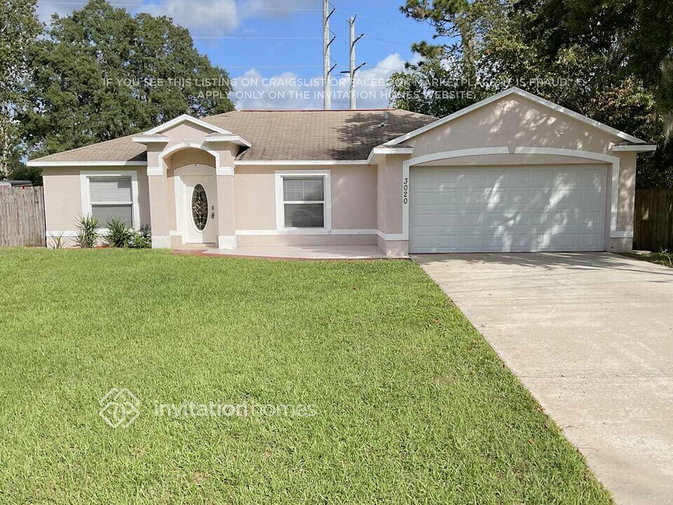 3020 Malcolm Dr in Deltona, FL - Foto de edificio