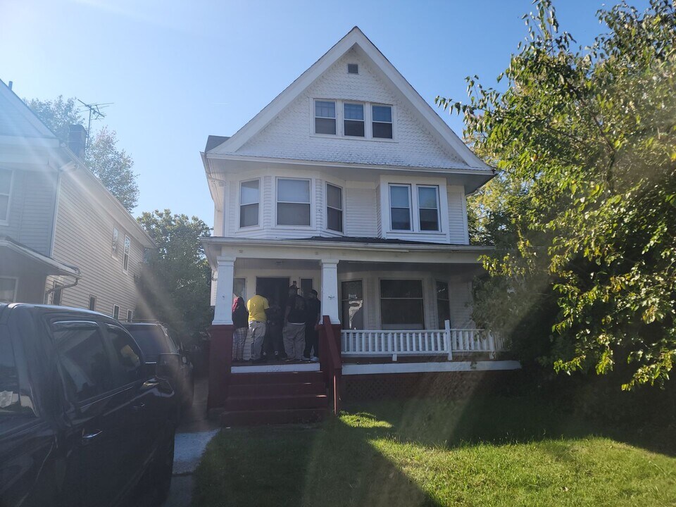 10006 Pierpont Ave in Cleveland, OH - Building Photo