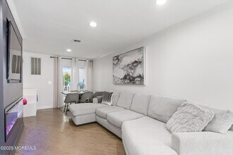 19 Horseshoe Ct in Tinton Falls, NJ - Building Photo - Building Photo