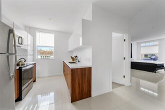 924 Marseille Dr in Miami Beach, FL - Building Photo - Building Photo