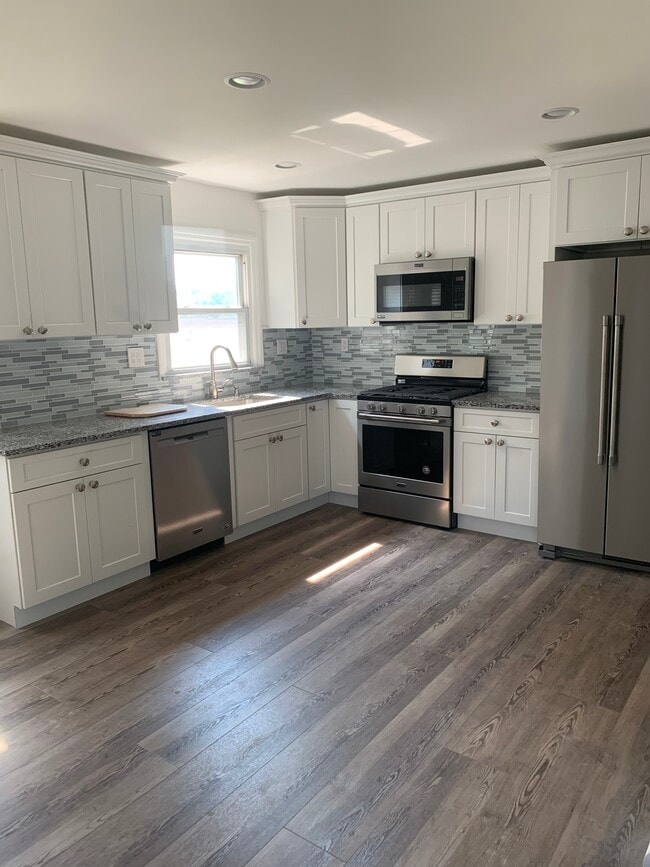 67 Bertolotto Ave, Unit 2 in Little Ferry, NJ - Foto de edificio - Building Photo