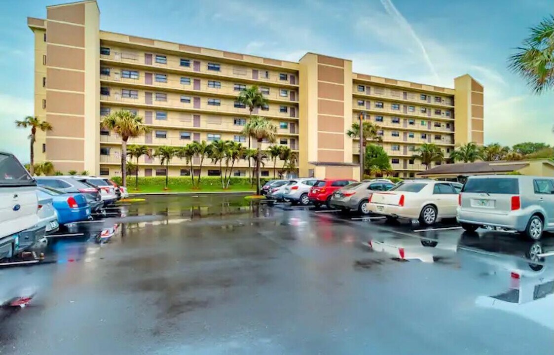 10310 S Ocean Dr-Unit -107 in Jensen Beach, FL - Building Photo