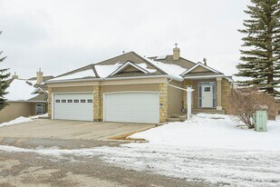 23 Scimitar Landng NW in Calgary, AB - Building Photo