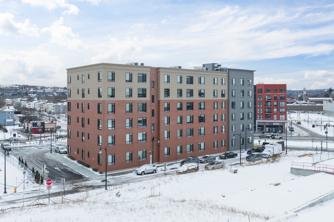 District 120 in Worcester, MA - Foto de edificio