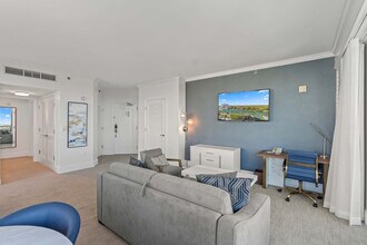 4441 Collins Ave in Miami Beach, FL - Foto de edificio - Building Photo