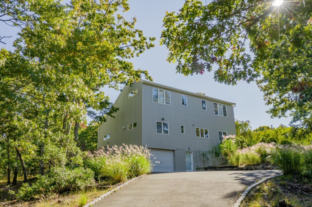 38 Red Creek Cir in Hampton Bays, NY - Building Photo