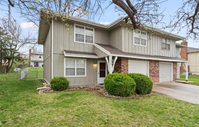 property at 1604 E Drury Ln