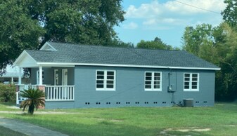 1754 Poplar St in Flomaton, AL - Building Photo