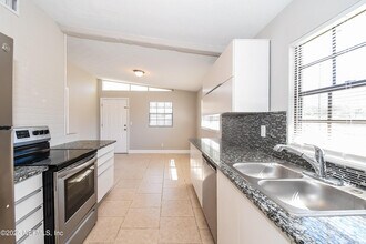 7613 Crest Dr N in Jacksonville, FL - Building Photo - Building Photo