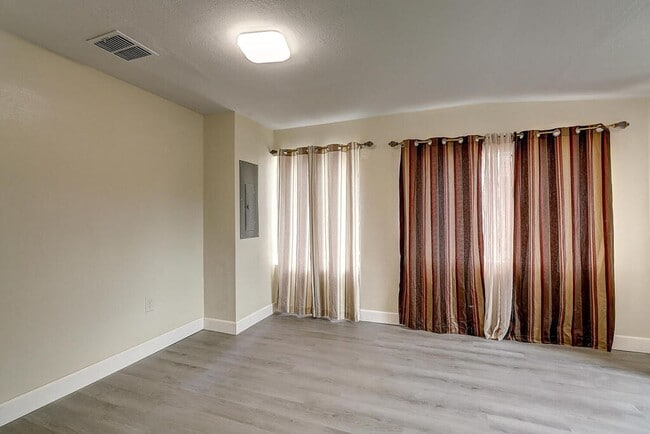 property at 907 Laredo St