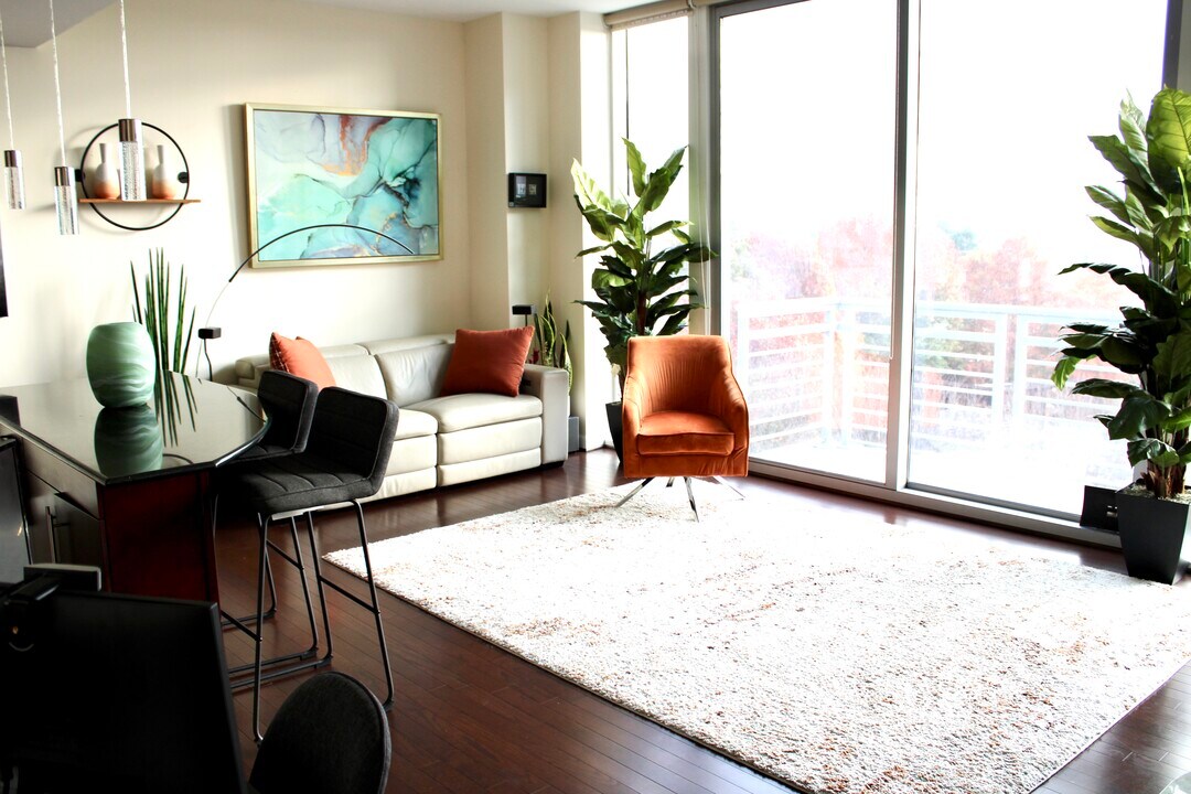 201 N Elm St, Unit 410 in Greensboro, NC - Building Photo