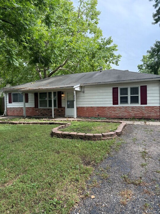 1425 SW Afton St in Topeka, KS - Building Photo