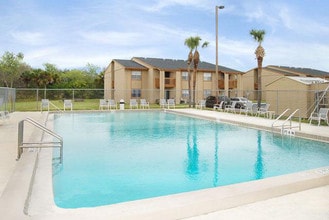 Emerald Place Apartments in Titusville, FL - Foto de edificio - Building Photo